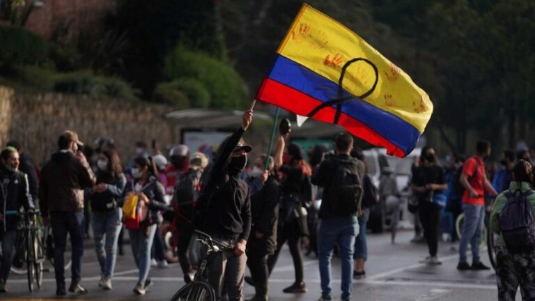 Gobierno colombiano propone diálogo permanente con comité de las protestas