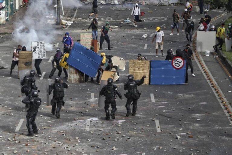 Defensoría del Pueblo recibe informe de 42 muertos en protestas en Colombia