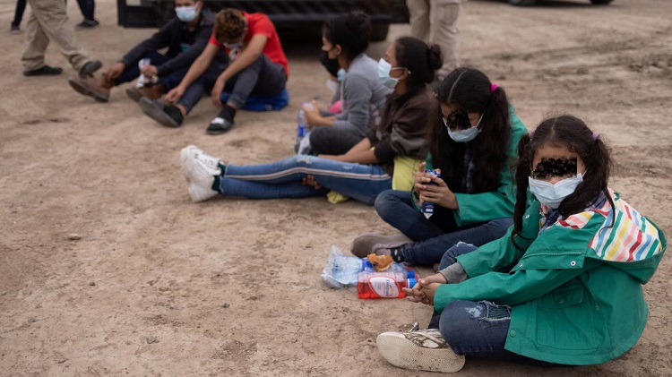 Rescatan a cinco niñas migrantes, entre ellas una bebé, abandonadas en Texas