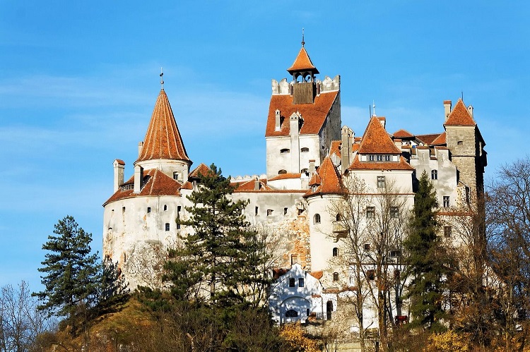 El castillo de Drácula se suma a los sitios turísticos que vacunan contra el COVID-19