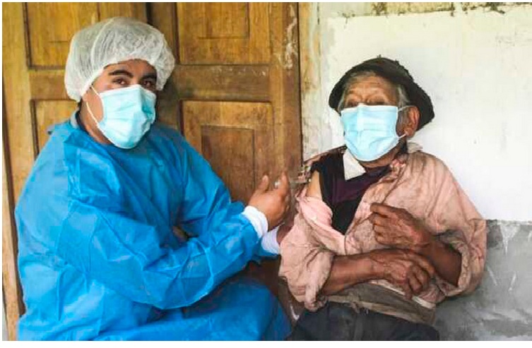 Vacunan contra la covid-19 a un peruano de 121 años