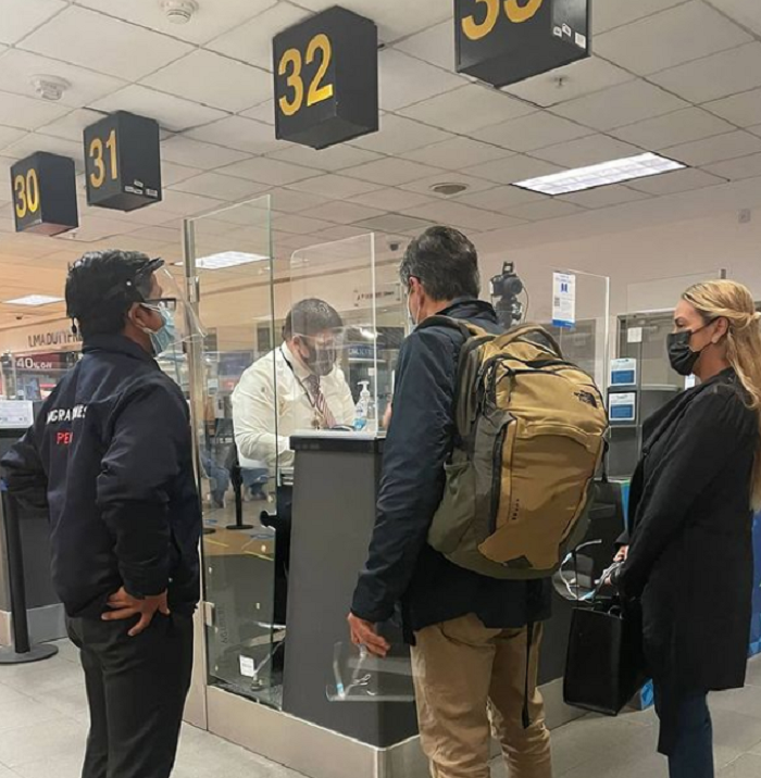 Leopoldo López fue retenido por migración en aeropuerto de Lima (Video)