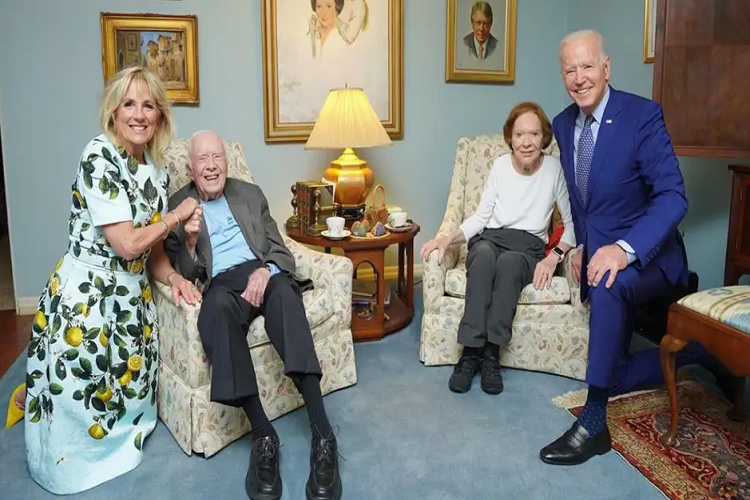 La increíble foto de Joe y Jill Biden «gigantes» con los «diminutos» Jimmy y Rosalynn Carter