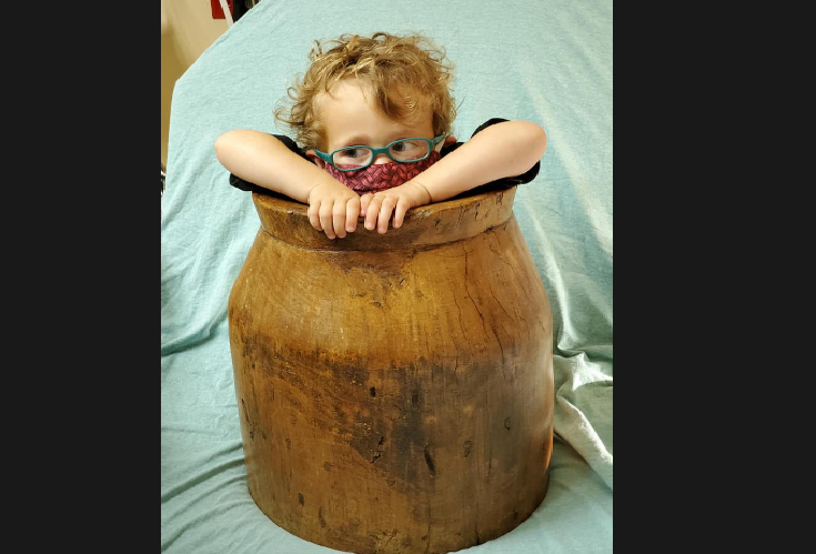 Niño se queda atascado en un barril de madera antiguo