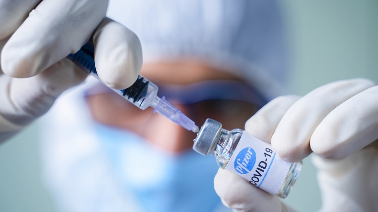 Pfizer gana $10.440 millones en seis meses, impulsada por la vacuna anticovid