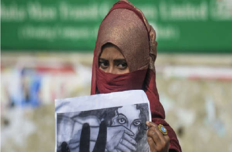 Estupor en India por la violación en grupo y tortura de una mujer
