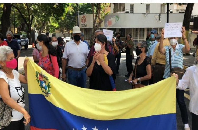 Jubilados de Pdvsa protestaron este miércoles en Caracas para exigir el pago del fondo de pensiones