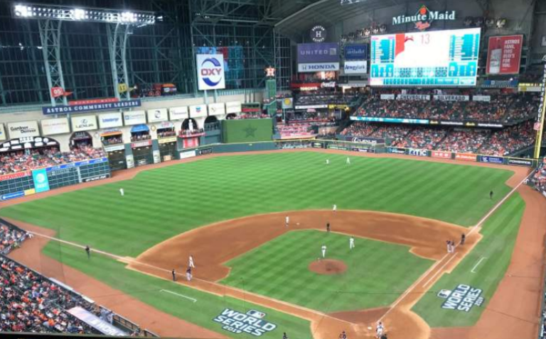 Fans de los Dodgers , les gritan “tramposos” a los Astros y luego celebran una paliza