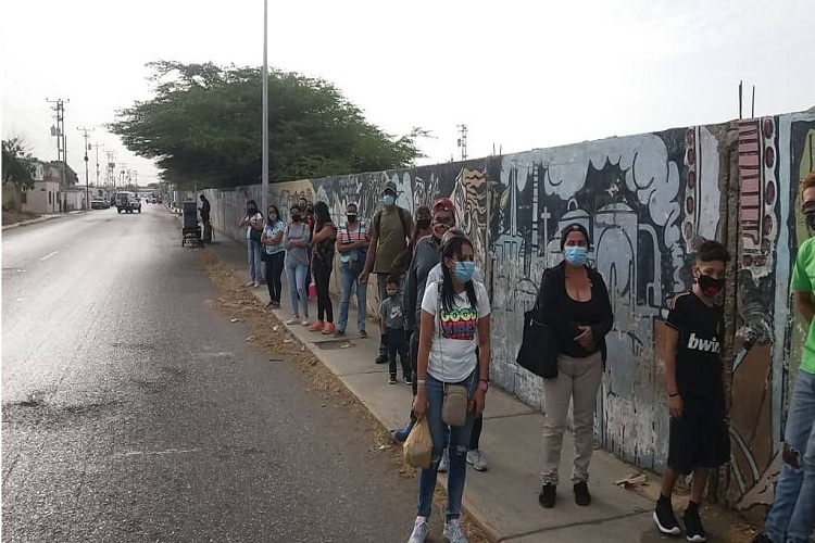 FOTOS| Pasajeros de Punta Cardón duran más de una hora en paradas esperando busetas