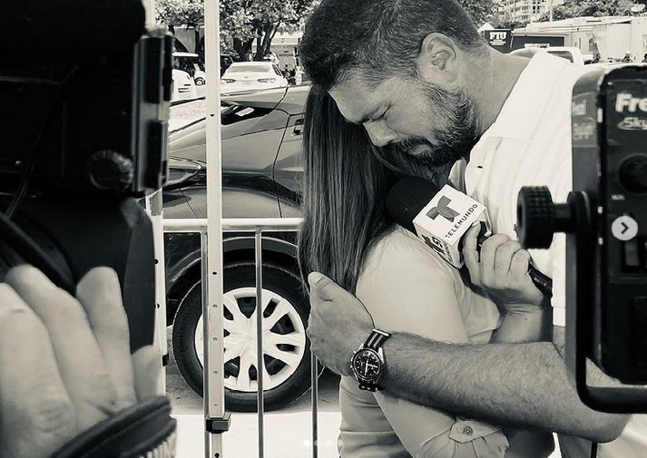 Periodista rompe en llanto tras ser abrazada por familiar de un desaparecido en derrumbe de edificio de Florida