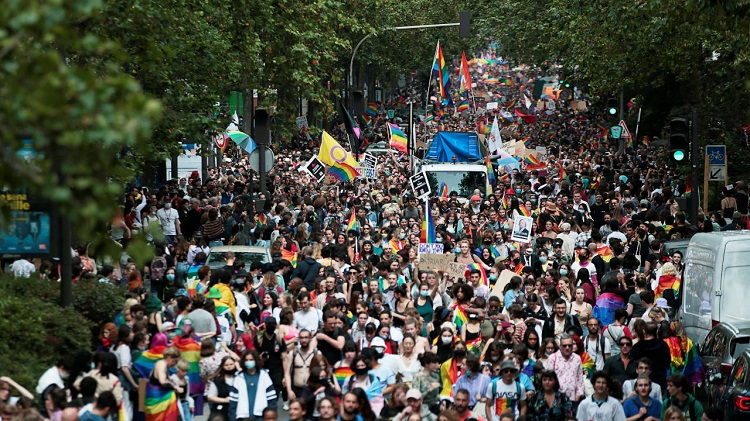 La comunidad LGBTQI+ desborda las calles de París
