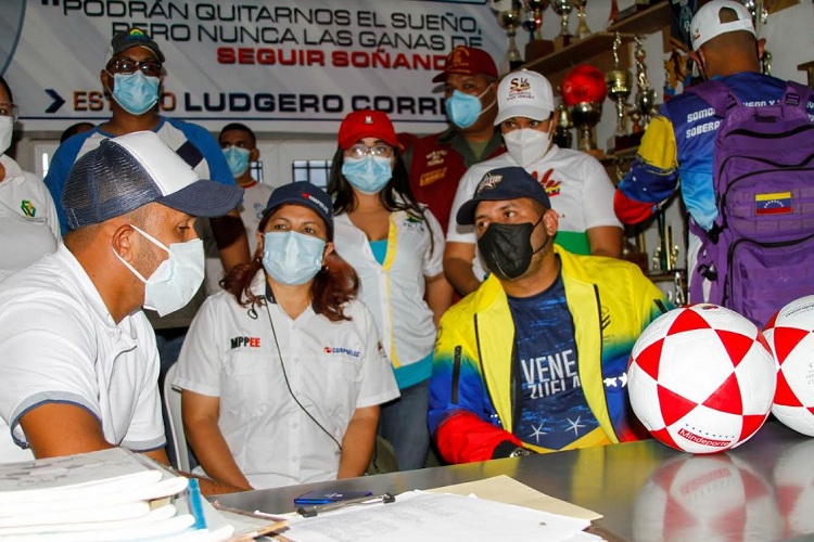 Comunidad deportiva  infantil del Lugeiro Correa recibió implementos deportivos