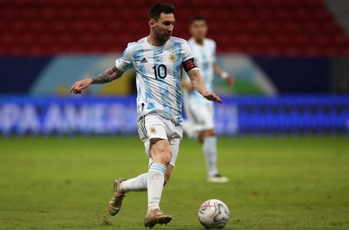 De la mano de Lionel Messi, Argentina doblega a Uruguay
