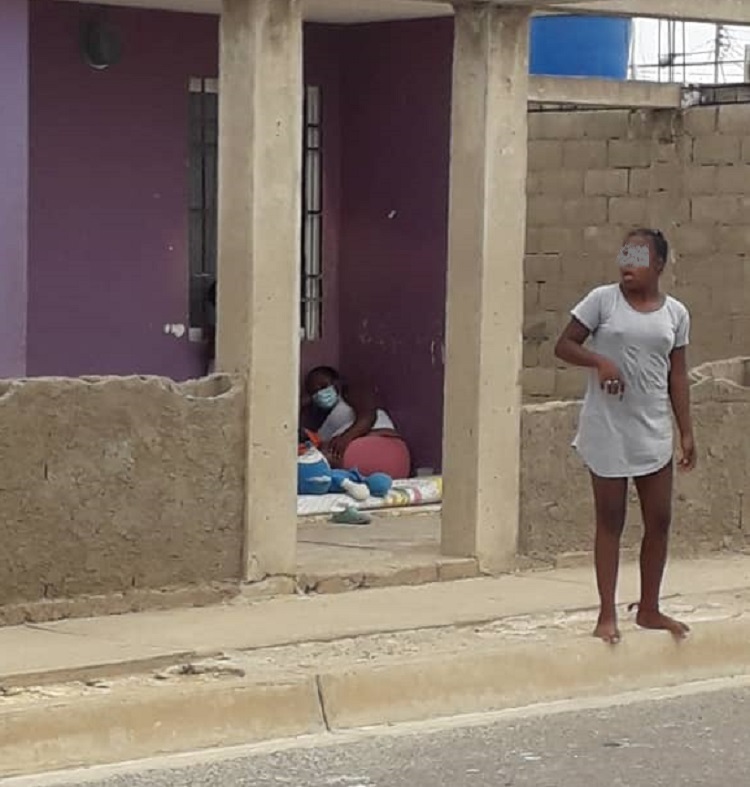 Madre de cuatro niños denuncia que le invadieron su casa en El Oasis
