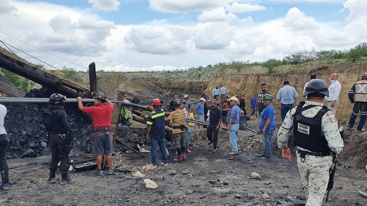Siete trabajadores atrapados en derrumbe de mina en México