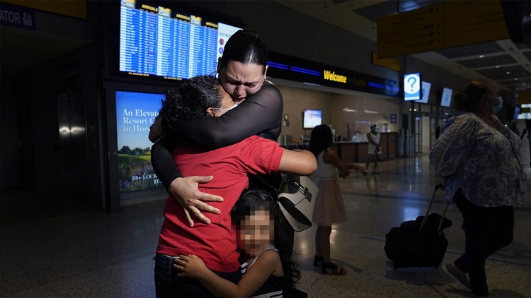 Migrante se reencuentra con su hija luego de verla por TV abandonada en la frontera EEUU-México