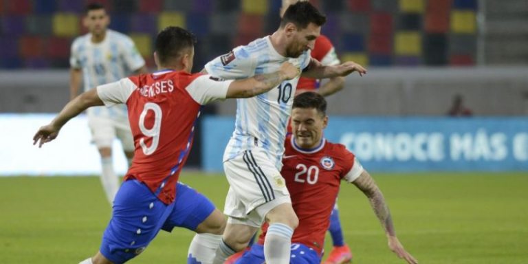 Argentina y Chile empatan en el debut con goles de Messi y Vargas
