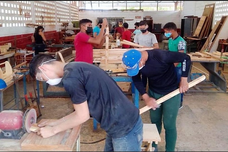 Jóvenes a través del Inces aprenden a transformar la madera