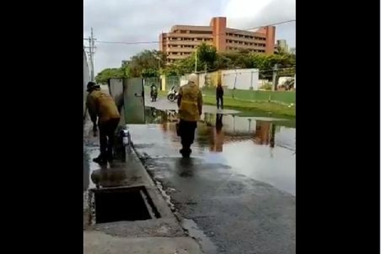 Bomberos apagan un fuego con tobos de agua de lluvia en Miranda