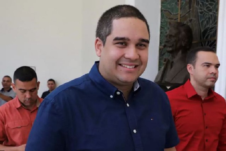 Hijo de Nicolás Maduro publica la constancia de nacimiento de su padre
