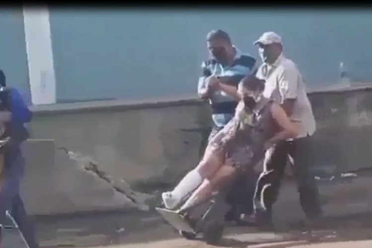 Video: «Ni sillas de ruedas, ni ascensores”, pero hay “carrucha” para trasladar pacientes en el hospital de Coro