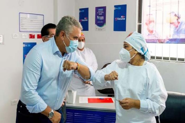 Iván Duque recibe la primera dosis de la vacuna contra el Covid-19