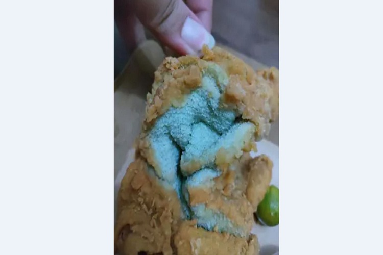 Pidió un pollo empanizado por delivery y le entregaron fue una «toalla frita»