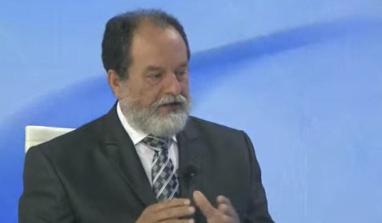 Ezequiel Pérez: Hay que dolarizar el país en los bancos y en todo