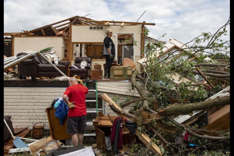 Un tornado arrasa con un suburbio de Chicago