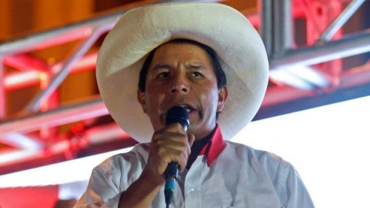Pedro Castillo se mantiene adelante en elecciones de Perú