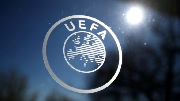 La UEFA apuesta por la uniformidad del VAR y frenar protestas y simulaciones