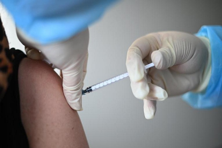 Descubren un nuevo síntoma del covid-19 en personas vacunadas