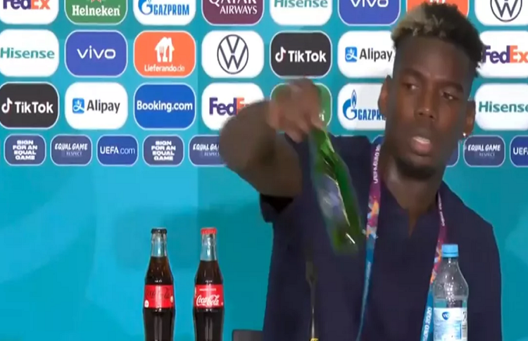 Paul Pogba imita a Cristiano y retira una botella de cerveza Heineken de la sala de prensa
