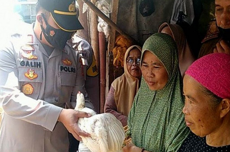 Indonesia regala una gallina viva a quienes se vacunen contra el COVID-19