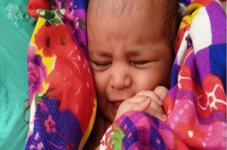 Encuentran a una bebé dentro de una caja que flotaba en el río Ganges