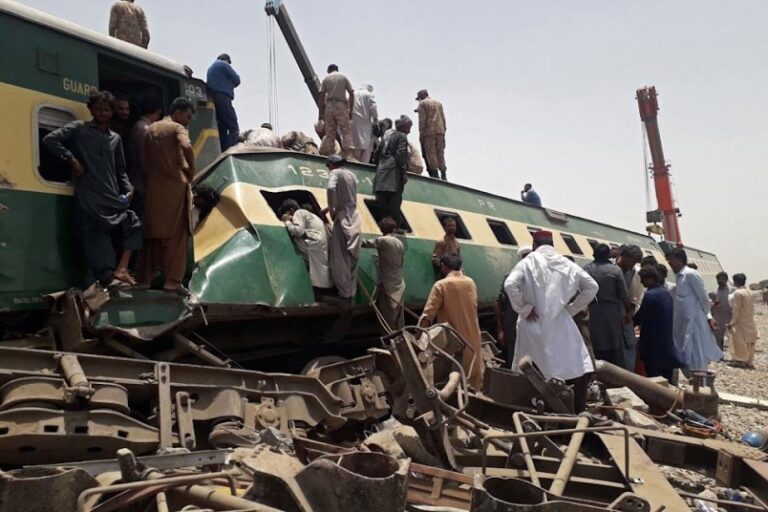 Choque de dos trenes en Pakistán deja al menos 38 muertos