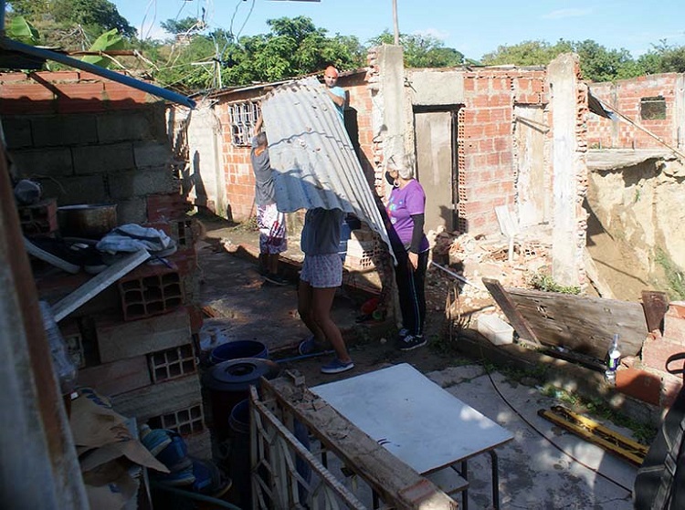 Una vivienda destruida y 20 en riesgo por derrumbe de talud en Guarenas