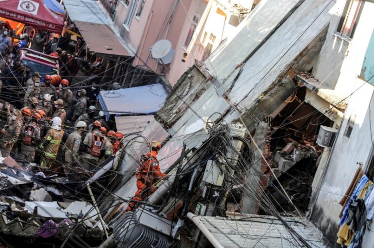 Un edificio de cuatro pisos se desploma en la ciudad de Río de Janeiro