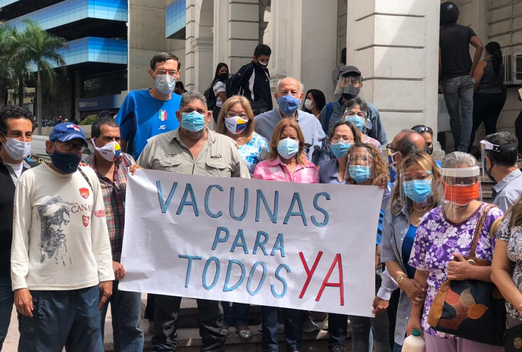 Caraqueños exigen en la Cruz Roja vacunas anticovid