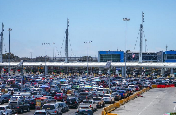 Migrantes venezolanos intentan entrar a EE.UU en carros particulares