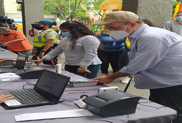 Presidente del CNE recorre punto de inscripción y actualización de datos en Caracas