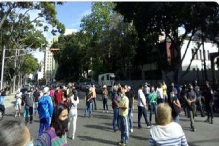 Video: Abuelos protestaron por suspensión de jornada de vacunación en Caracas