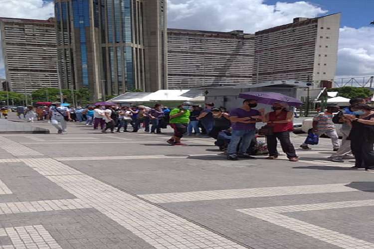 Adultos mayores esperan por la vacuna en el Hotel Alba de Caracas