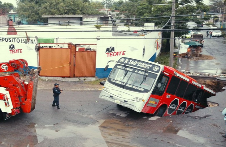 Carretera se tragó enorme autobús en México