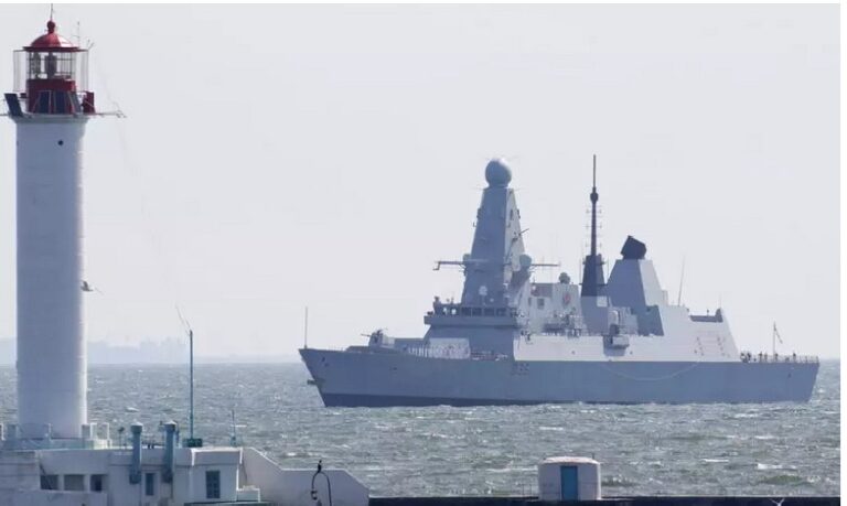 Disparos de advertencia rusos contra un buque británico en el mar Negro