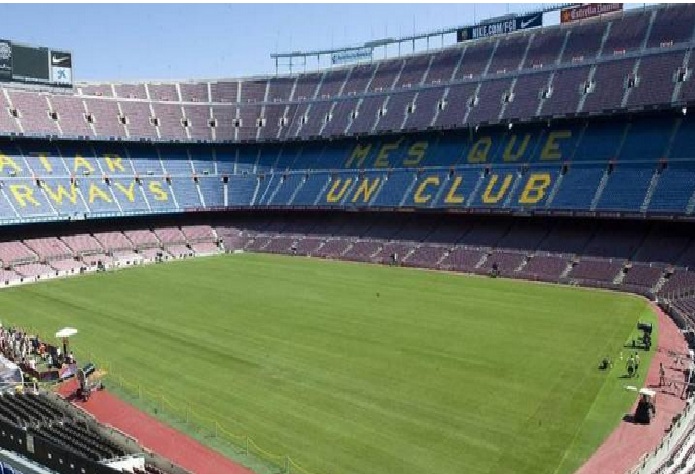 El Barcelona renueva el césped del Camp Nou