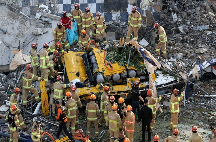 Edificio en demolición mata al menos a 9 personas tras aplastar un autobús en Corea del Sur