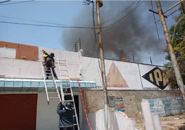 Se incendió local de productos asfálticos en Punto Fijo (FOTOS)