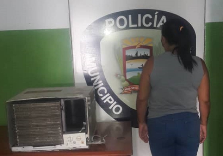 Detienen a mujer en pleno robo en Punta Cardón, sus cómplices huyeron