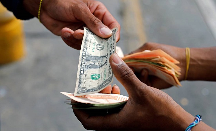 Punto Fijo: Aumento del dólar sabotea el “resuelve” de las compras en combos